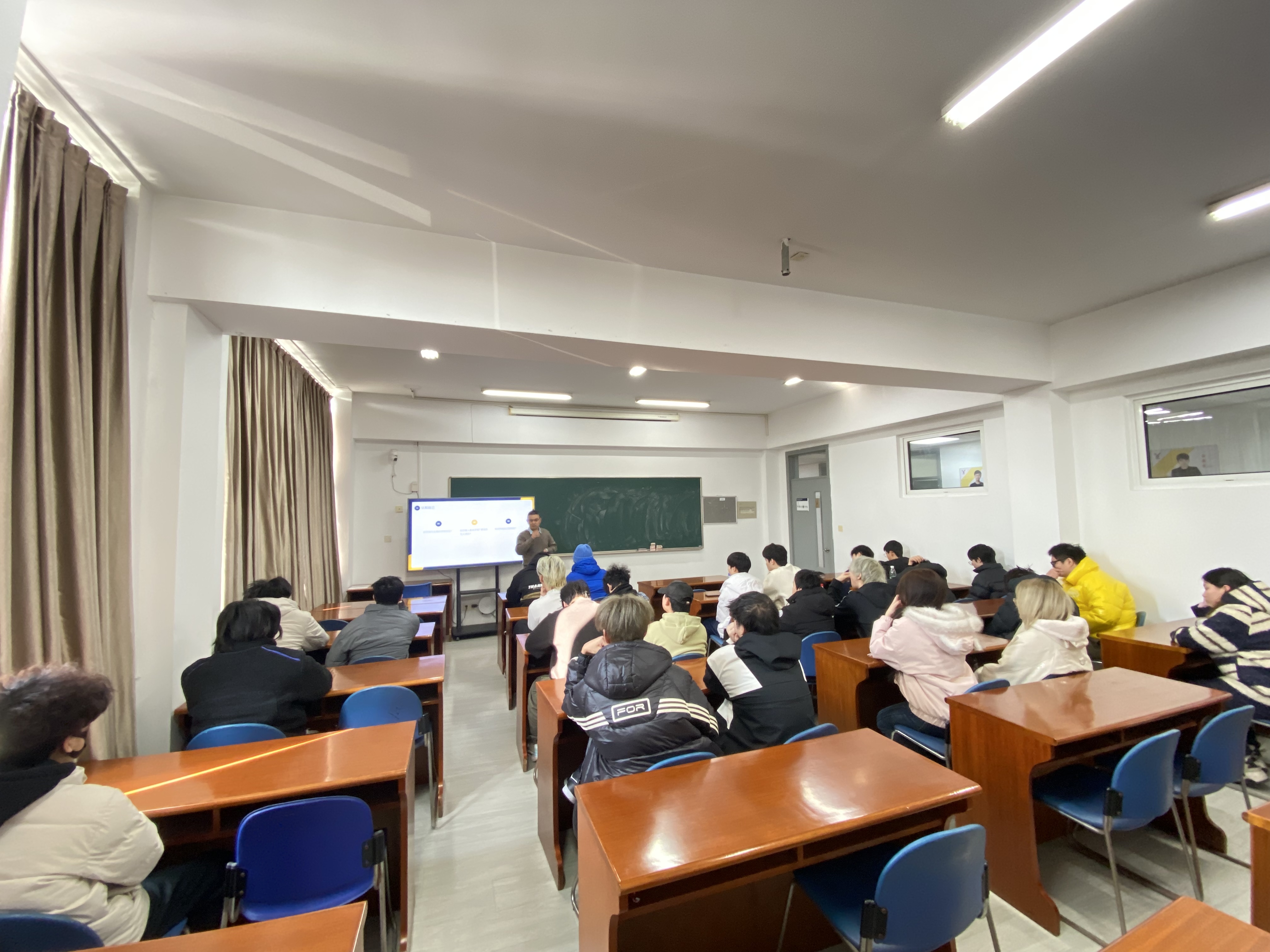 2025上海钥浪电竞学校开学第一课：以电竞之名，开启职业新纪元